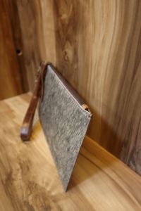 Pochette à main en cuir véritable de vachette à poils pour femme – Pochette zippée de style western rustique faite à la main avec bandoulière amovible - Product Image 4