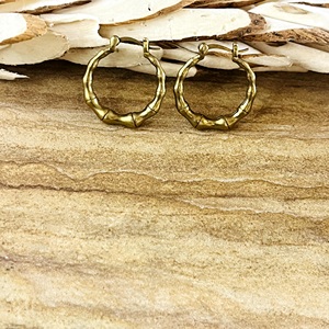 Pendientes de Aro de Bambú de Alta Demanda, Pendientes Boho de Latón para Mujer, Bañados en Oro de 18K, Minimalistas, Tipo Huggies, Naturales, para Venta al por Mayor/OEM/ODM - Product Image 3