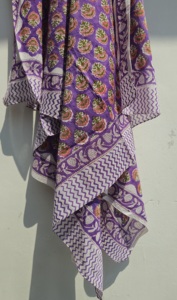 Paréo en coton imprimé à la main, motif floral violet, pour femme, style bohème, léger, idéal pour la plage ou comme cache-maillot de bain, pour l'été - Product Image 3