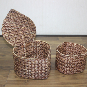 Panier de rangement artisanal en jacinthe d'eau avec couvercle, forme cœur, style bohème, pour l'organisation du salon - Product Image 2