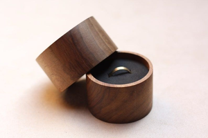 Caja rústica de madera grabada para guardar anillos, caja de madera de nogal hecha a mano para anillos de compromiso, caja de madera ecológica a precio económico. - Product Image 4