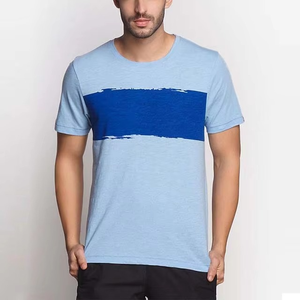 Camiseta Gráfica Azul Claro para Hombre, Diseño Nuevo, Rayas con Trazos Audaces, Estilo Casual de Verano, Cuello Redondo, Suave y Cómoda - Product Image 1