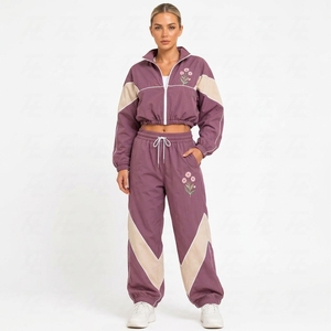 Conjunto Deportivo Verde para Mujer OEM ODM, Chaqueta Cortavientos con Logotipo Personalizado y Pantalones Deportivos a Juego - Product Image 1