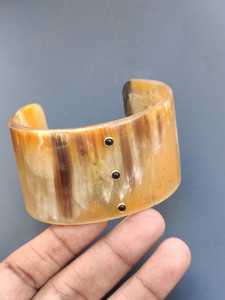 MN EXPORTS Bracelet manchette ouverte en corne de boeuf, fait main, poli, imitation perle, pour femme, moderne, chrétien, écologique, cadeau de mariage - Product Image 4