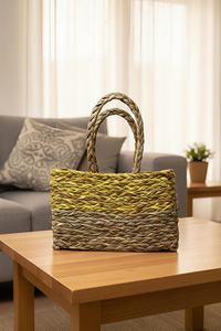 Cesta de hierba tejida a mano con ribete festivo y asa (amarilla) – Cesta de almacenamiento de hierba elegante y ecológica - Product Image 2