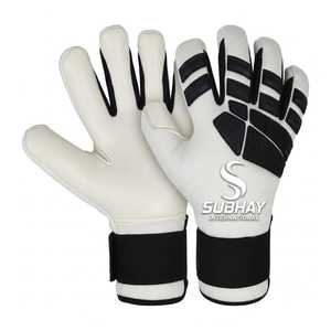 ถุงมือผู้รักษาประตูฟุตบอล Subhay Rubber Inject สีขาวดำ แบบเต็มนิ้ว กันลื่น สายรัดข้อมือปรับได้ อุปกรณ์กีฬาสำหรับทุกเพศ - Product Image 5