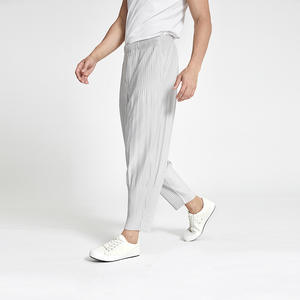 กางเกงพลีท Miyake ยืดหยุ่นสูง สไตล์ลำลองสำหรับผู้ชาย ทรงหลวม ไซส์ใหญ่ แมทช์ได้กับทุกชุด กางเกงทรงโคมไฟ ดีไซน์เนื้อผ้ามีเท็กซ์เจอร์ - Product Image 4