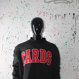 CARDS BLACK Sudadera de cuello alto 100% con apliques bordados en rojo, sudadera de cuello ancho URBAN PRODUCTIONS - Product Image 2