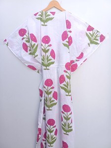 Robe maxi kaftan en coton rose à fleurs imprimées, faite à la main, col en V, taille ajustable, robe bohème pour les vacances - Product Image 4