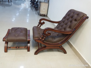 Sillón de Madera con Tapicería de Cuero Marrón Acolchado y Reposapiés a Juego para Sala de Estar de Lujo - Product Image 3