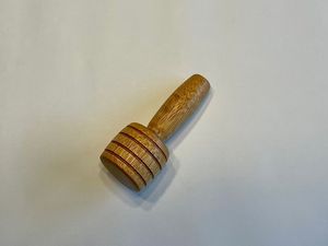 Dosificador de miel de madera hecho a mano para escurrir miel pura sobre tostadas, panqueques, té y postres. - Product Image 6