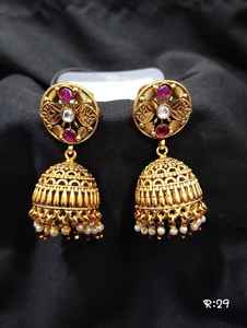 Pendientes Jhumka Tradicionales Indios Chapados en Oro con Rubíes y Perlas, Joyería Étnica para Bodas para Mujeres - Product Image 3