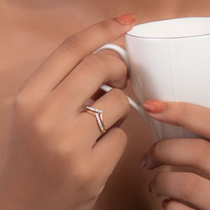 Anillo de boda minimalista curvo en forma de V con diamantes y diseño chevron en oro amarillo de 14K, apilable, regalo de aniversario nupcial para ella. - Product Image 3