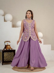 Ensemble de vêtements ethniques régionaux en soie romaine avec broderie de sequins de 5 mm, comprenant un haut, un sharara, un palazzo et un dupatta (MW 5071) - Product Image 3