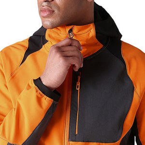 Chaqueta softshell duradera diseñada para rendimiento y uso diario. Combina protección, comodidad y un aspecto moderno y limpio. - Product Image 5