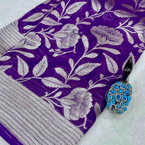 Sari de luxe en soie crêpe Khadi avec pallu en tissage Jari riche, pompons fantaisie, motif floral Jaal, bordure Jari doublée - Product Image 1