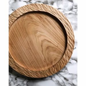 Assiette de service en bois massif écologique et réutilisable, de qualité supérieure, avec bordure fileté, pour restaurant et fêtes. - Product Image 4