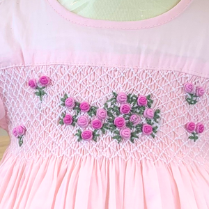 Vêtements pour enfants smockés Robes pour bébés filles en coton rose avec motif floral personnalisé pour les tailles de gros de 3 à 10 ans - Product Image 3