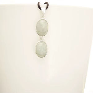 Boucles d'oreilles en jade vert clair naturel, argent sterling, pierre de guérison, minimaliste, véritable pierre précieuse de jade, bijoux modernes - Product Image 1
