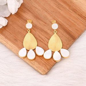 Pendientes colgantes de latón con nácar natural, joyería de moda hecha a mano para mujer - Product Image 2