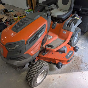 Tondeuse autoportée Husqvarna TS248XD 48 pouces avec moteur essence V-Twin 23 CV, tracteur de jardin professionnel, plateau de coupe robuste et efficace - Product Image 1