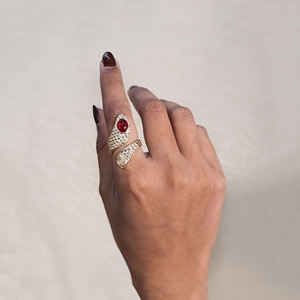 Bague ajustable en plaqué or avec pierre rouge martelée, style statement, bijou artisanal, cadeau pour elle CR-101504 - Product Image 2