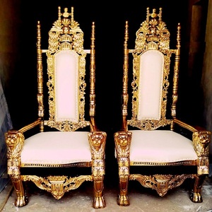 Chaises trônes en bois pour la mariée et le marié, thème or et blanc - Product Image 1
