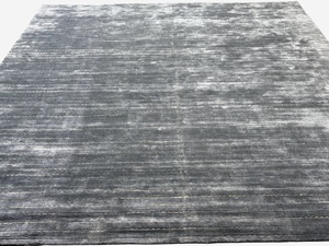 Alfombra de Lana y Seda Azul Hecha a Mano: Alfombra Moderna con Rayas Beige - Product Image 5