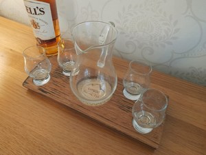 Bandeja Decorativa Rústica de Madera para Servir Cerveza con Soporte para Vasos de Degustación, Ideal para Restaurantes, Bares y Picnics - Product Image 2