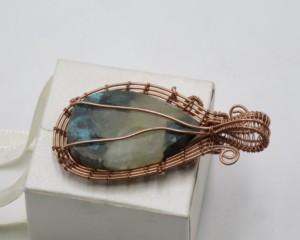 Pendentif Charme en Amétrine Fantaisie Enveloppé de Fil de Platine |   Pierre précieuse d'amétrine naturelle, bijoux de luxe faits à la main |   Pendentif taille unique - Product Image 2
