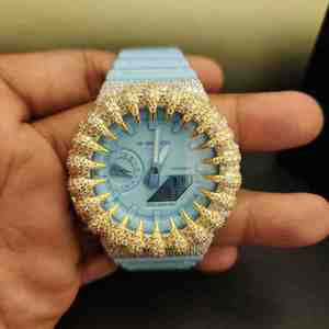 Montre unique à cadran rond en moissanite avec demi-entoilages et bracelet en caoutchouc - Product Image 4