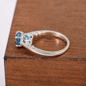 Anillo Solitario de Plata de Ley S925 con Topacio Azul Suizo Redondo para Mujer, Anillo de Compromiso Clásico con Engaste de Garras, Joyería Fina con Gema de Topacio - Product Image 5