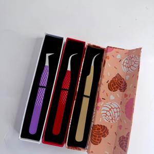 En gros, Ensemble de pinces à cils pour extensions avec logo personnalisé, motif diamant violet et rouge, à prise antidérapante, courbées à 90 degrés pour volume - Product Image 4