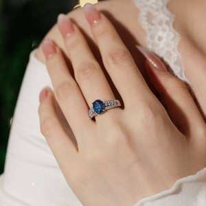 Anillo de Compromiso de Plata de Ley 925 con Tres Hileras de Circonitas Ovaladas de Piedra Azul, Clásico y Moderno, Regalo para Mujer para Bodas, Aniversarios y Fiestas - Product Image 2