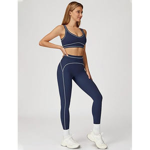 Ensemble de yoga pour femme, haut à col en V profond avec côtés froncés, pantalon évasé à taille repliable, silhouette féminine, nylon et élasthanne, ensemble lifestyle - Product Image 5