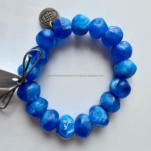 Bracelet jonc en résine de conception unique fabriqué à la main bijoux en résine personnalisés écologiques - Product Image 4