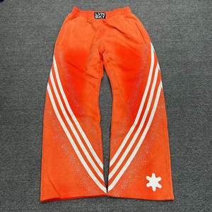 Pantalones de chándal de felpa gruesa para hombre, personalizados, de invierno, estilo vintage desgastado, con detalles de rayas de pedrería pintadas, corte recto y holgado - Product Image 1