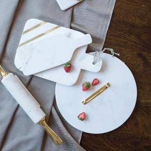 Rouleau à pâtisserie en marbre blanc design avec poignées en métal doré, adapté à la pâtisserie et à un usage professionnel, provenant d'Inde. - Product Image 5