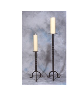 Candelabro de Hierro Estilo Decorativo, Hecho a Mano, Duradero, Diseñado para Hogares Artísticos y Decoración Interior Audaz - Product Image 1