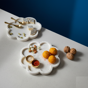 Plateau en marbre en forme de fleur avec un design élégant pour servir des collations, des desserts et comme décoration de table luxueuse pour la maison - Product Image 1