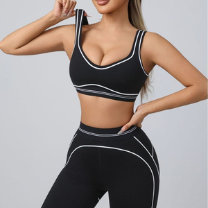 Ensemble de sport 2 pièces noir pour femme avec logo frontal, respirant, en polyester, soutien-gorge de yoga et leggings, style sportif à col en V - Product Image 1