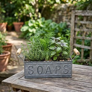 Jardinière galvanisée avec poignées en bois, idéale pour les herbes aromatiques de la cuisine et la décoration extérieure, fabriquée à la main en Inde - Product Image 6