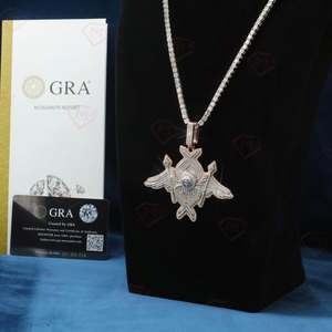 จี้ห้อยคอแบบกำหนดเอง เงินแท้ 925 ชุบโรเดียม GRA มอยส์ซาไนต์ ผ่านการทดสอบเพชร ตัวอักษรทันสมัย สำหรับผู้ที่ได้รับการรับรอง - Product Image 2