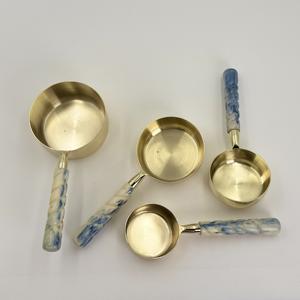 Tasses et cuillères doseuses en acier inoxydable de qualité supérieure, robustes et écologiques, finition PVD or avec manche en résine, compatibles lave-vaisselle - Product Image 4