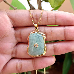 Colgante de piedra semipreciosa, amazonita natural con incrustaciones de circonita cúbica, textura metálica, marco de metal, collar llamativo chapado en oro. - Product Image 1
