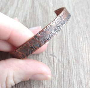 Bracelet manchette ajustable en cuivre pur gravé, texture écorce martelée vintage, design sculpté, ouvert et plat - Product Image 5