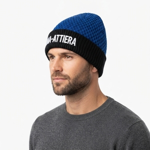 Bonnet en tricot bleu et noir personnalisé, chaud pour l'hiver, avec revers et logo brodé - Product Image 4