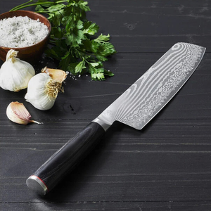 Couteaux de cuisine Santoku à lame ondulée argentée avec manche cylindrique noir et bordure rouge pour hacher, trancher et couper en dés les légumes - Product Image 6