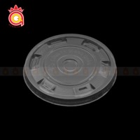 Couvre-gobelets en plastique transparent jetable écologique Quang Quan 95 mm avec logo personnalisé, couvercles en dôme de formes variées pour les gobelets à bubble tea