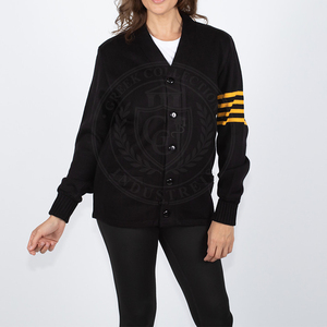 Cardigan noir pour homme avec logo personnalisé, rayures jaunes sur les manches, en acrylique tricoté, col en V, pull pour homme et femme, style universitaire - Product Image 2